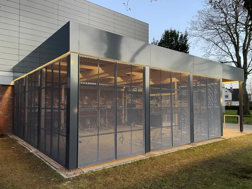 VELODEPO B+R mit Streckmetallfassade, Antigraffitilack und Dachrandbeleuchtung