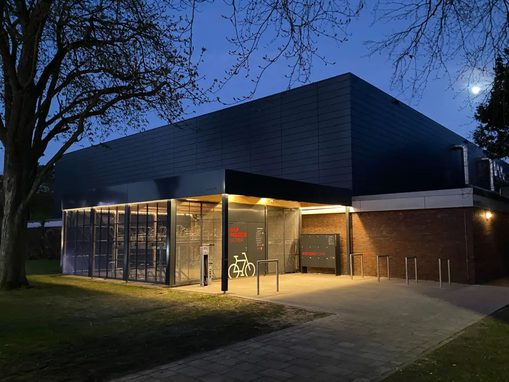 Nachtansicht mit Beleuchtung